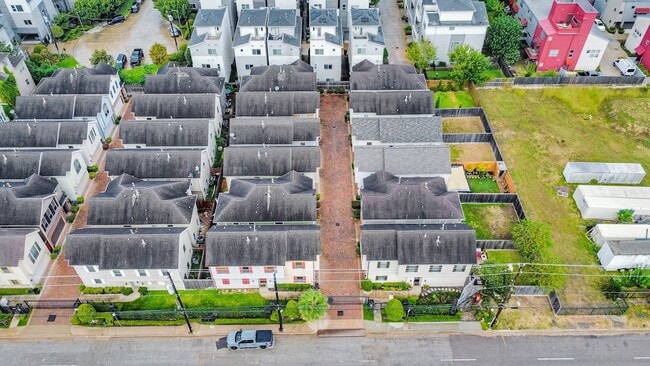 Building Photo - 2941 Clinton Dr