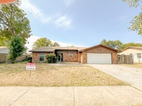 Building Photo - This 3 bedroom, 2 bathroom, 2 car garage h...