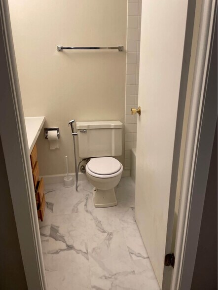 Building Photo - 5800 Oakwood Dr