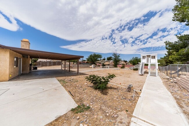 Building Photo - Beautiful large corner lot