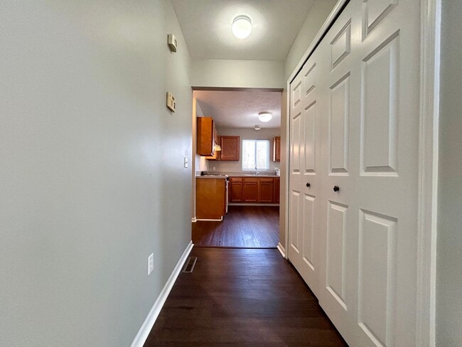 Building Photo - 3 Bedroom Home in Forest Hills Schools!