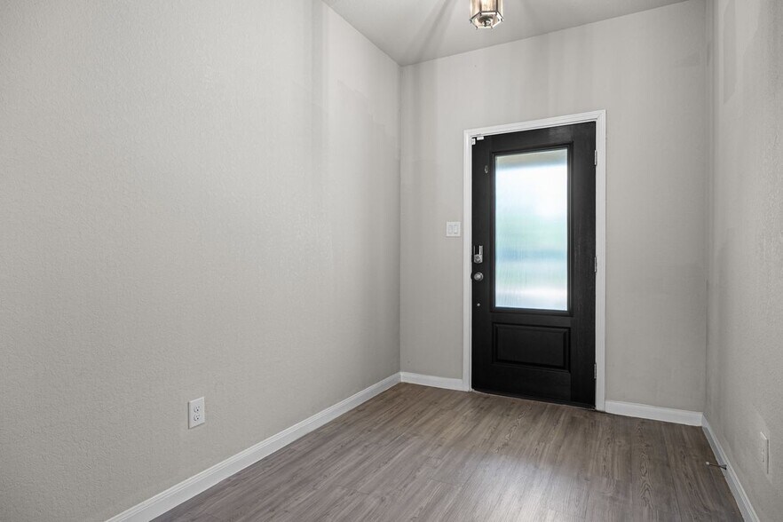 Building Photo - 1047 Raceland Rd