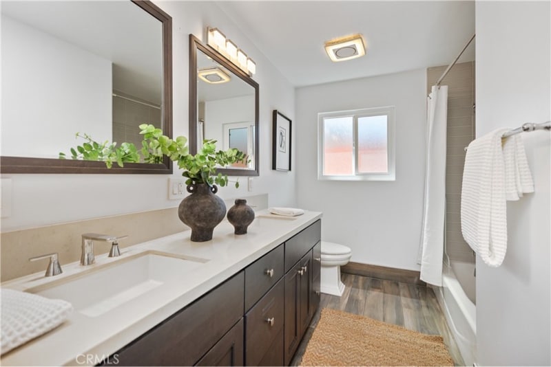 Building Photo - 496 E 16th St