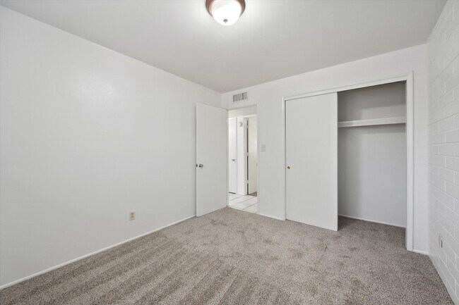 Building Photo - 4525 E Bellevue St