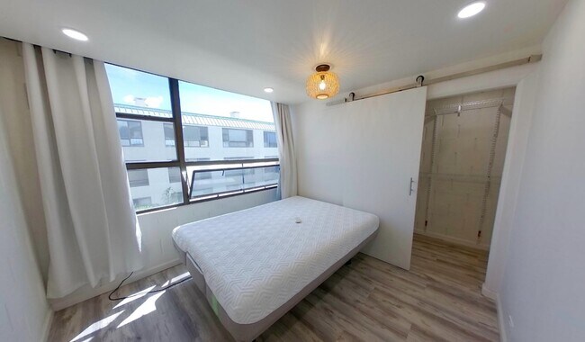 Building Photo - 2 Bed/1 Bath/1 Parking - Washer & Dryer in Unit -Close to Downtown Hon. - Near Busline