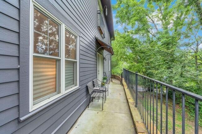 Building Photo - Charming 2BR Condo in Asheville