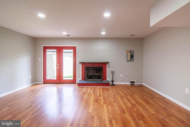 Building Photo - 9709 Lakepointe Dr