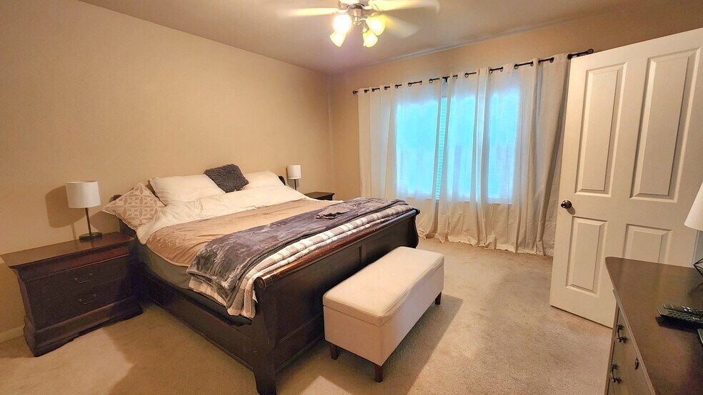 Building Photo - 1210 Plaza Lake Dr