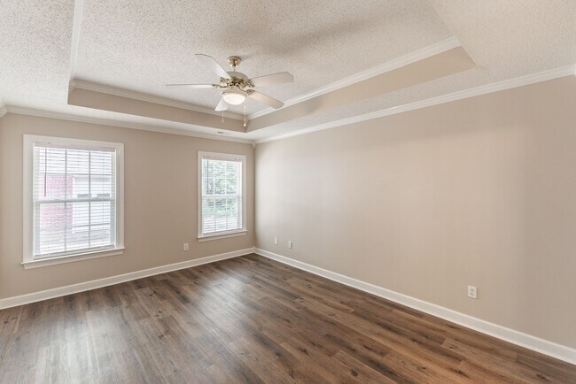 Building Photo - 127 Knotting Pl