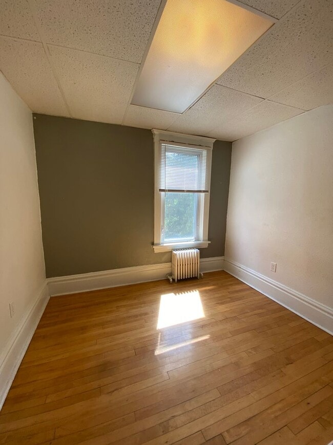 Building Photo - 920 E 5th St