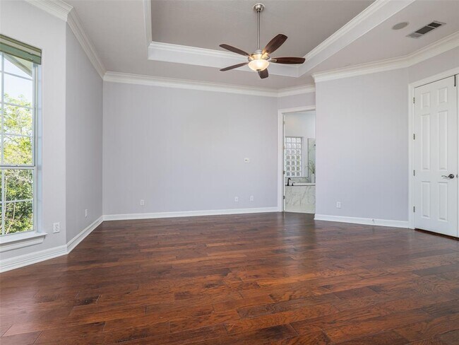 Building Photo - 9805 Big View Dr