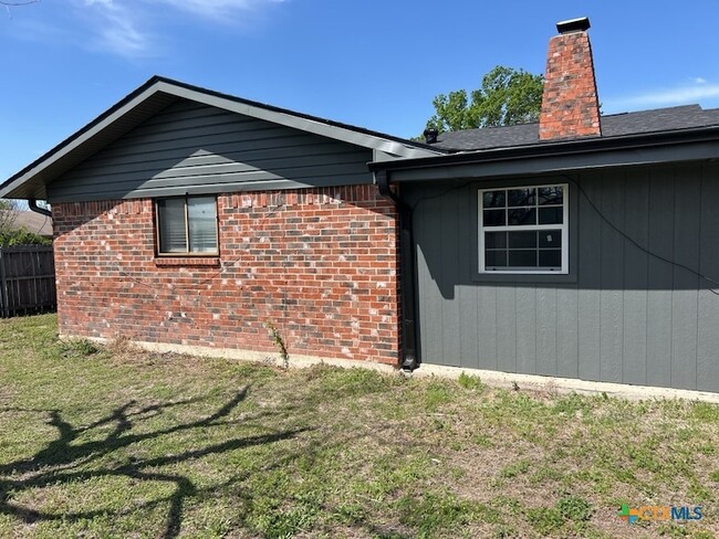 Building Photo - 2310 Zinnia Ct