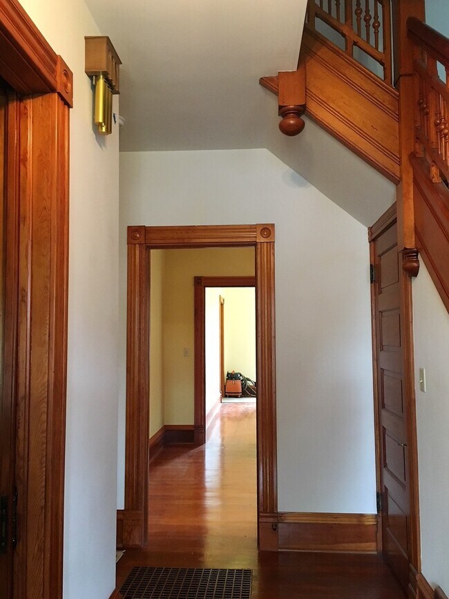 Building Photo - Northwest Gem: Spacious 4 Bedroom, 2 Bath Bungalow