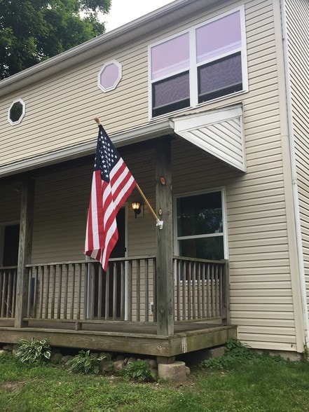 Porch/entrance - 938 Woodville Rd