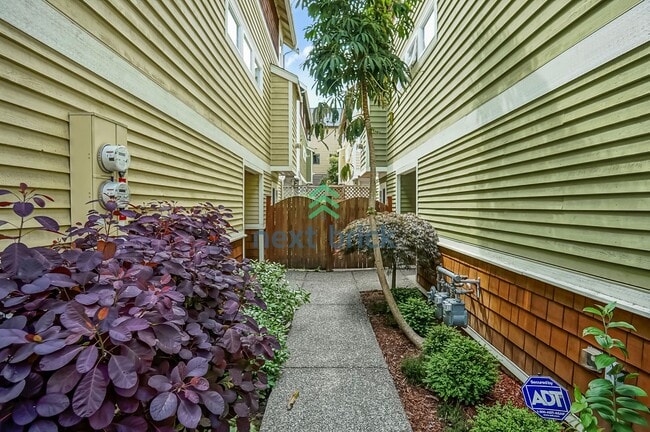 Building Photo - 3 BED & 3 BATH TOWNHOME FOR RENT