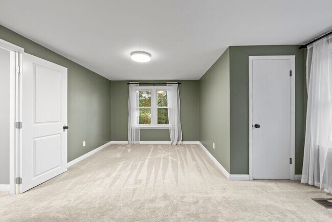 Building Photo - 304 E Schreyer Pl
