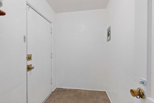 Building Photo - 1409-1409 Hazeldine Ave SE