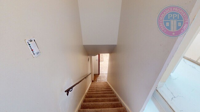 Building Photo - Lake Oswego/ Palisades - Hardwoods, Finished Daylight Basement with Bonus Rooms, Pet Friendly