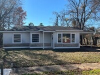 Building Photo - Section 8 Accepted!  MOVE IN Ready!