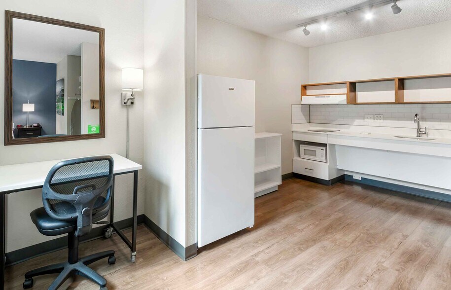 Building Photo - Furnished Studio-Miami - Airport - Miami S...