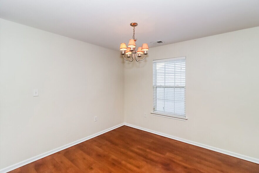 Building Photo - 512 River Hills Ct