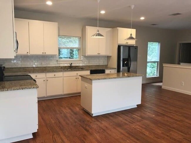 Building Photo - 3 X 2 Townhome Near UT Avail August 2025!