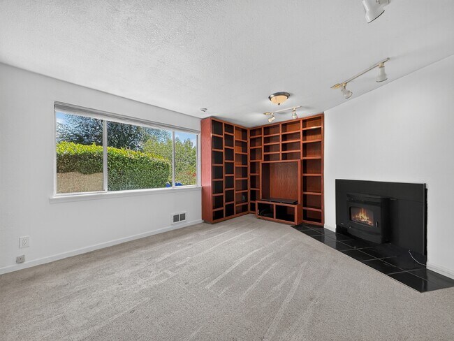 Building Photo - 5025 S 167th St