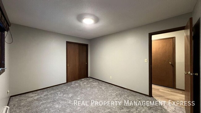 Building Photo - Spacious 2 Bedroom Apartment with Modern U...