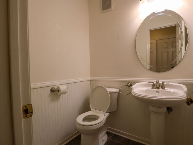 Building Photo - Spacious 4-Bedroom with Fenced Yard, Deck,...