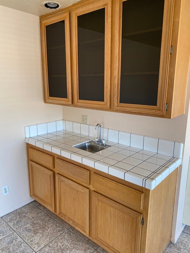 Building Photo - 668 W 19th St