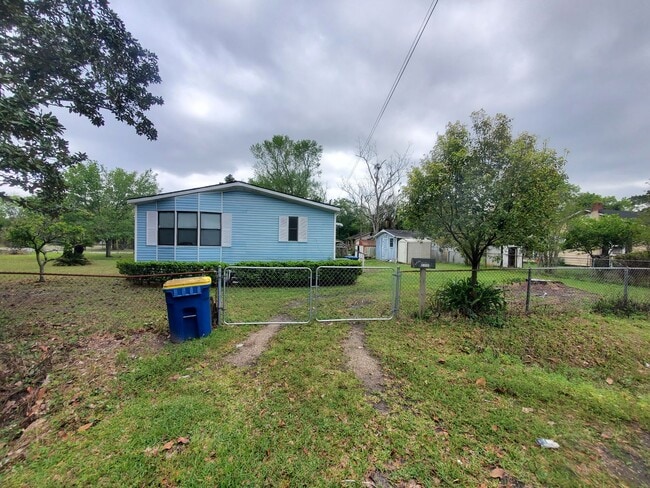 Building Photo - ***HOLIDAY SPECIAL NO RENT FOR DECEMBER*** Beautiful Fully Remodeled Home with Large Yard and Pri...