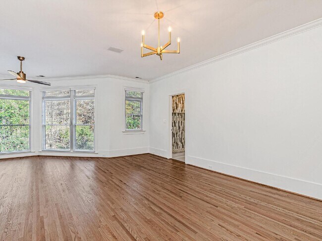 Building Photo - Beautifully built, renovated home boasts 5 BD, 5 BT, providing ample space for a growing family a...