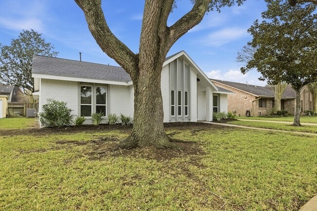 Building Photo - 2906 Colonial Dr