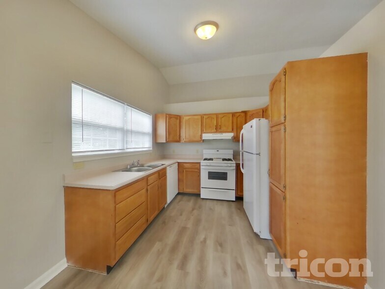 Building Photo - 945 Center St