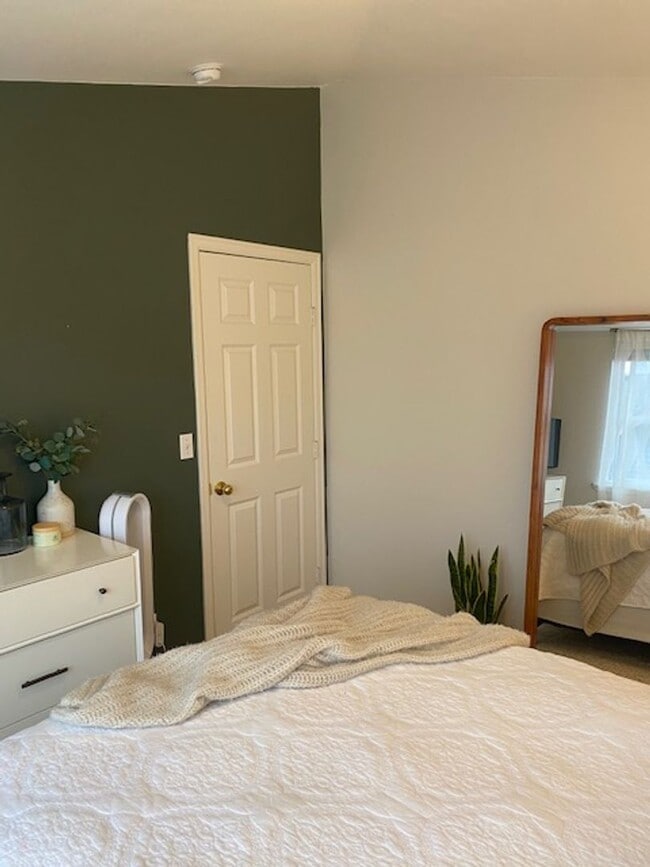 Building Photo - Greenwood Townhome 2Beds 1.5 Bath- $3,100