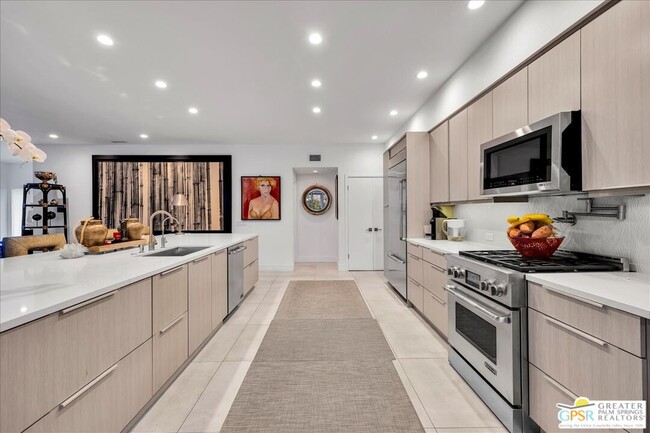 Building Photo - 605 E Sierra Way