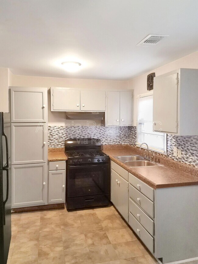 Building Photo - 2642 Santa Monica Dr NW