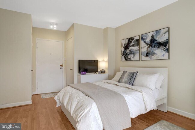 Building Photo - 1021 Arlington Blvd