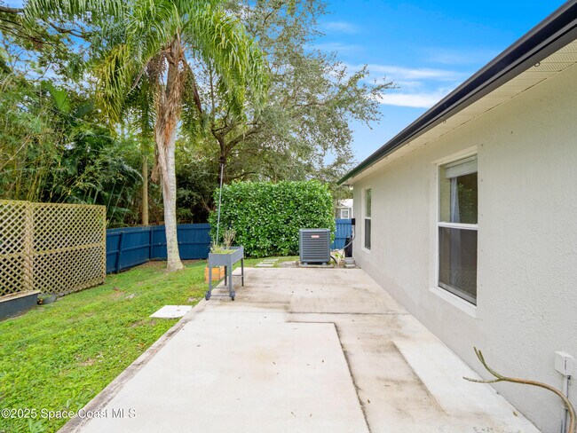 Building Photo - 380 Courtney St