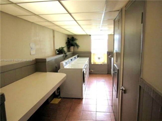 Building Photo - 3670 Inverrary Dr