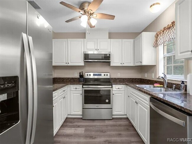Building Photo - 835 E Rembrandt Way