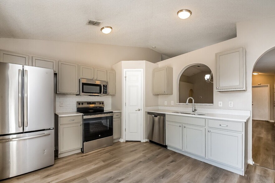 Building Photo - 1023 Brenton Leaf Dr