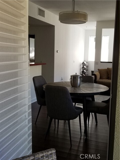 Building Photo - 850 E Palm Canyon Dr
