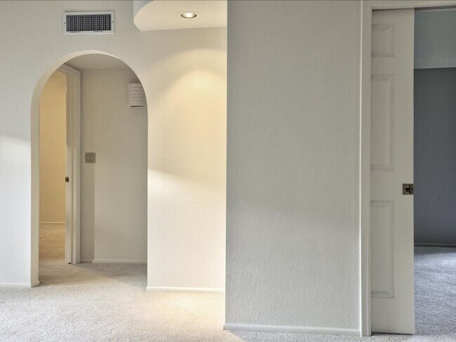 Building Photo - 3 Bedroom 2 Bathroom with Community Pool!!