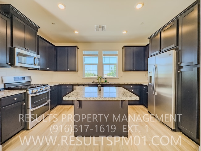 Building Photo - Antelope 3 Bed 2.5  Bath Beauty