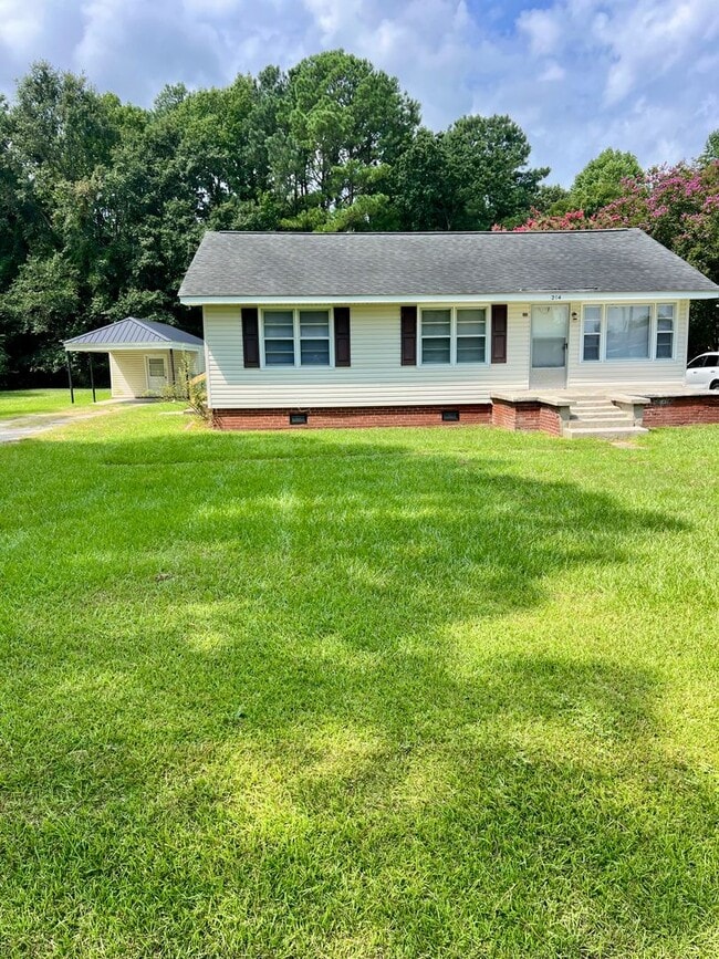 Primary Photo - ADORABLE Renovated 3 BR | 1 BA Home in Gol...