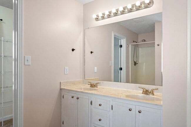 Building Photo - Pet Friendly Five Bedroom with Basement!