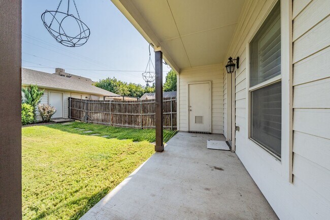 Building Photo - Charming 3-Bedroom, 2-Bathroom Townhome – ...