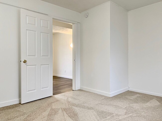 Building Photo - Four Bedroom Home in Kentwood