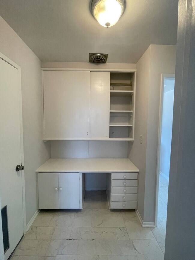 Building Photo - Charming Granada Hills Home